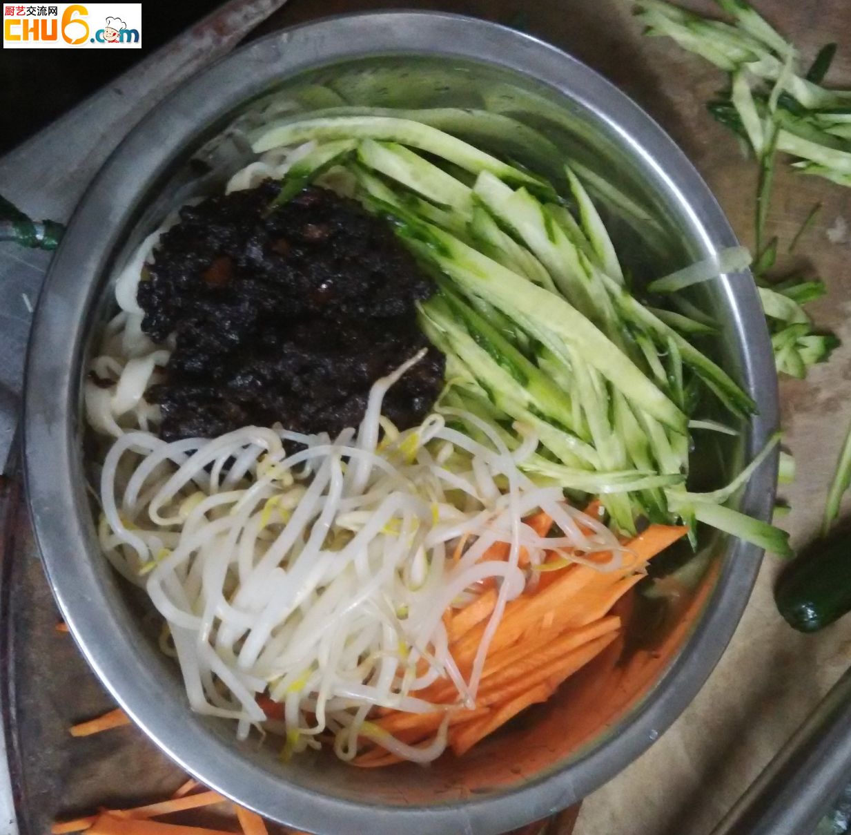 做出来的面。自己加了一点绿豆芽