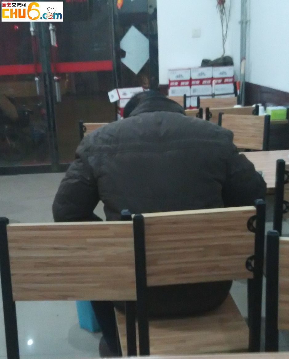 这么晚来了一个顾客，让他尝了尝。