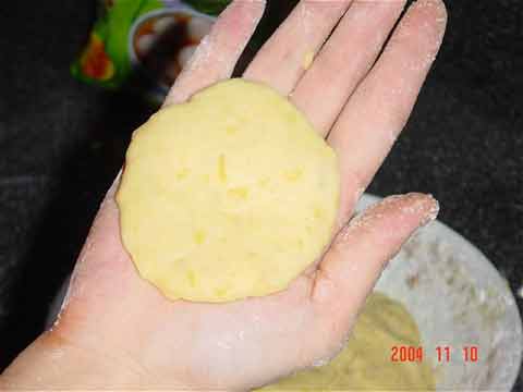 往薯蓉里加入适量的糯米粉使之拌成柔软不沾手的粉团（粉要慢慢加入，先用勺子拌后用手搓来感觉粉团的粘度 .