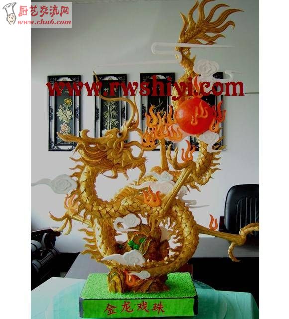 金龙戏珠(泡沫雕) 制作闫润旺.jpg